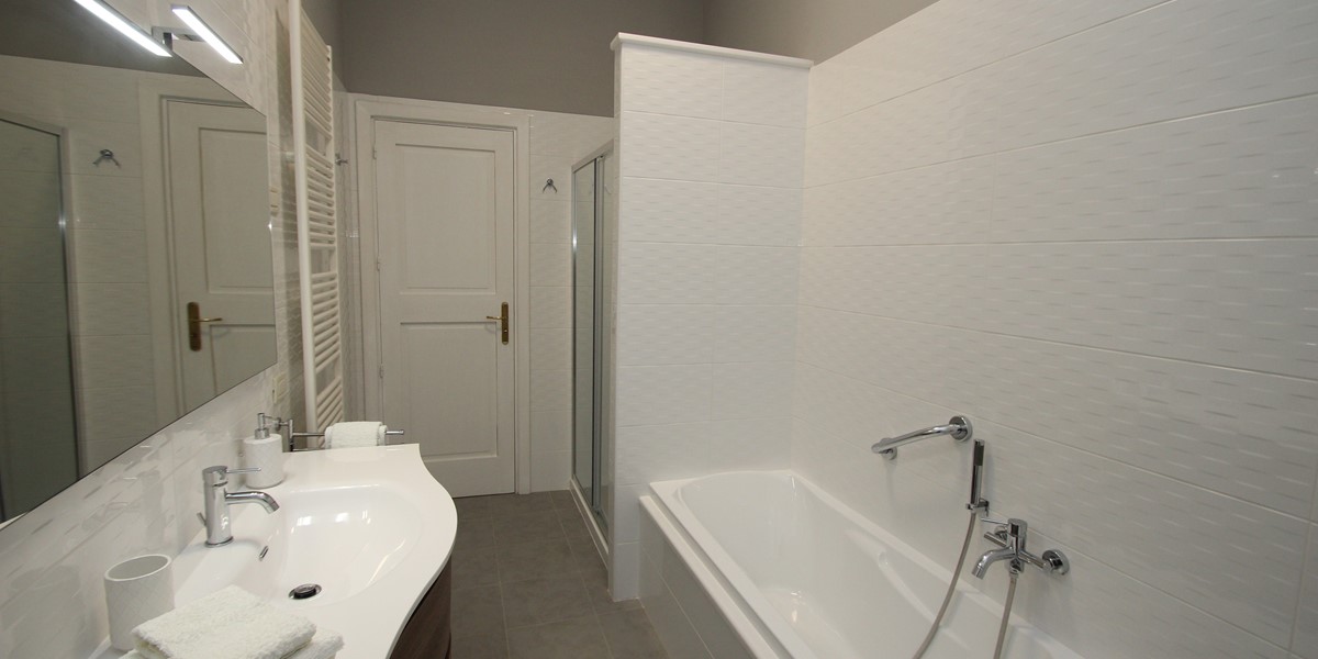 Villa Valeria Master Bed Ensuite