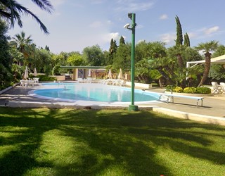 Exclusive five bedroom luxury villa, air con, 15 x 8m pool and close to beach