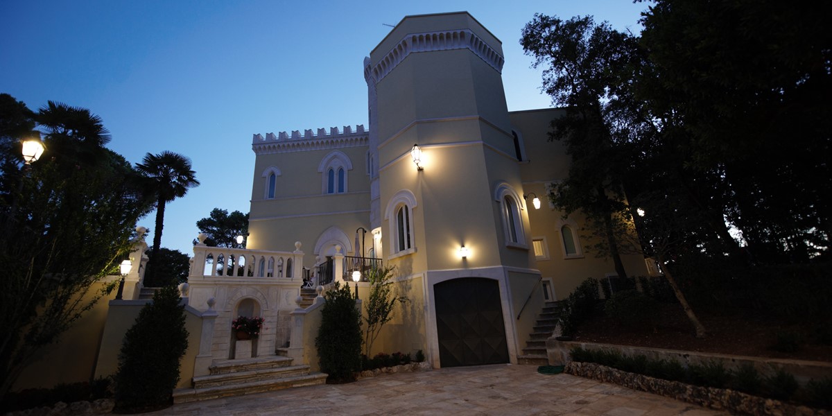 Villa Valeria Front Courtyard