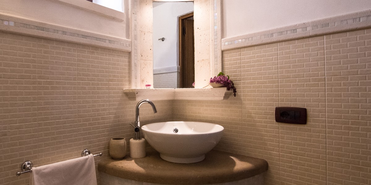 Trullo Loco Bedroom 2 Ensuite Pic 2