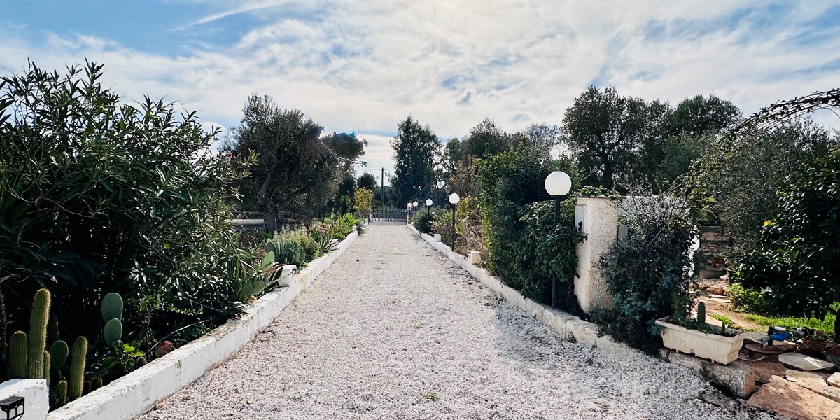 Trulli Deserio Driveway